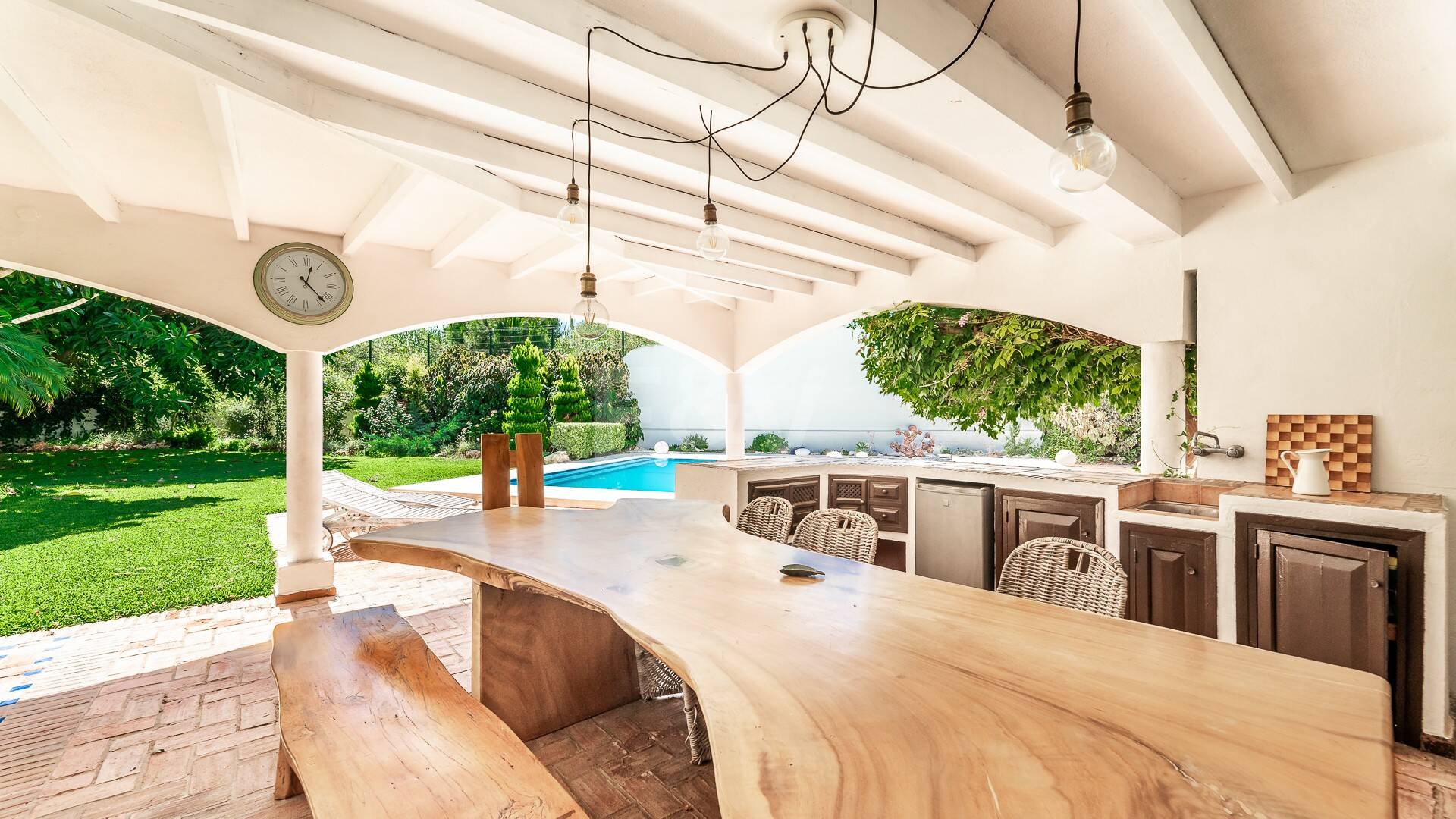 Best-Priced Frontline Golf Property med unikt stort tomt nära havet & bekvämligheter