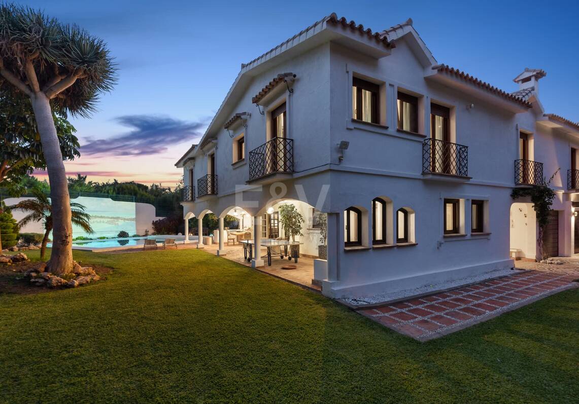 Propiedad en Primera Línea de Golf al Mejor Precio con Parcela Única Cerca del Mar y Servicios