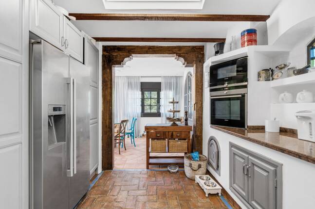 Best-Priced Frontline Golf Property med unikt stort tomt nära havet & bekvämligheter