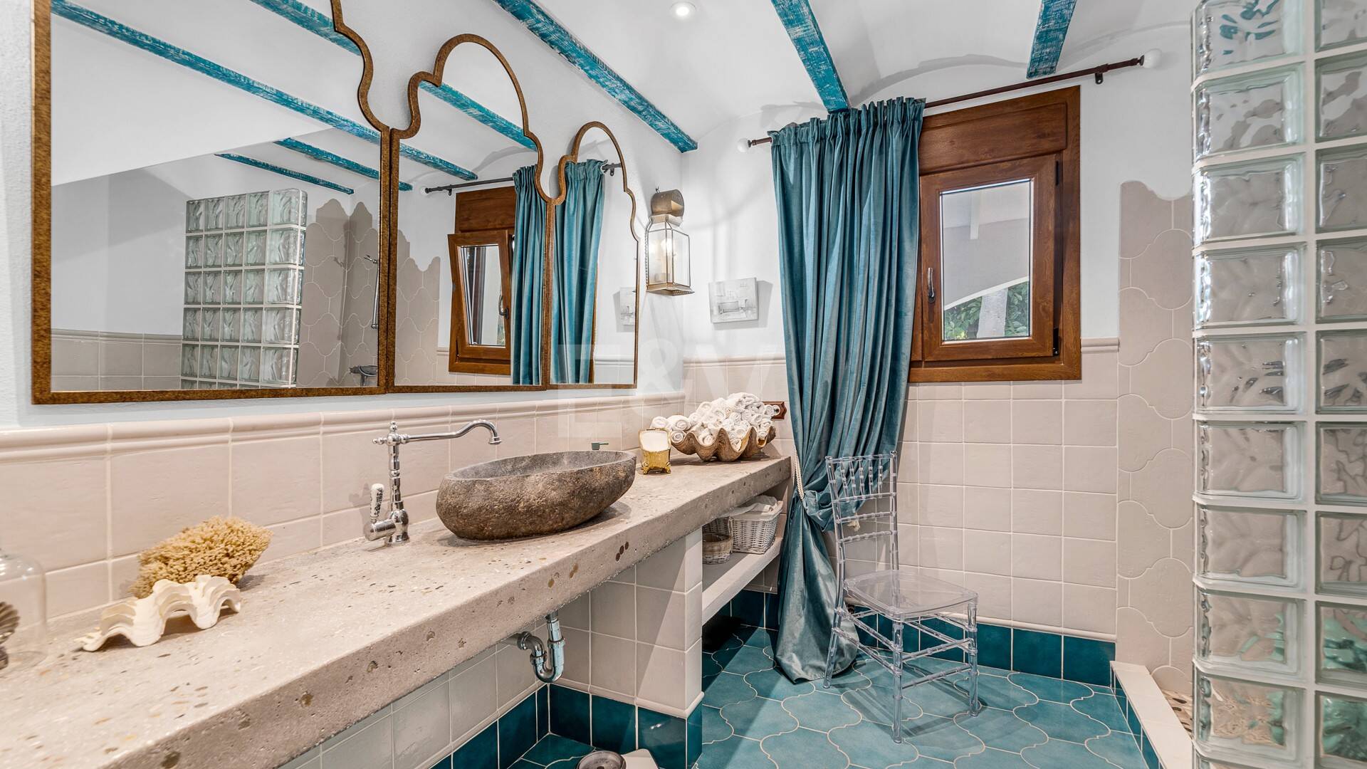 Best-Priced Frontline Golf Property med unikt stort tomt nära havet & bekvämligheter