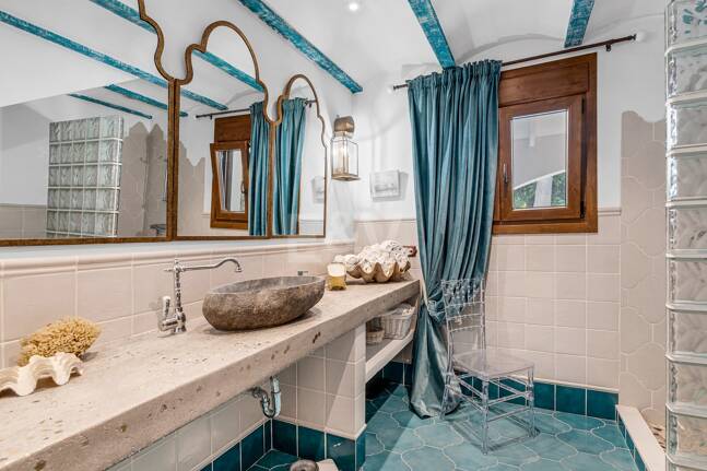 Best-Priced Frontline Golf Property med unikt stort tomt nära havet & bekvämligheter