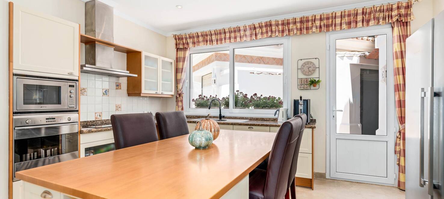 Exquisite 5-Bedroom Villa in Sierra Blanca