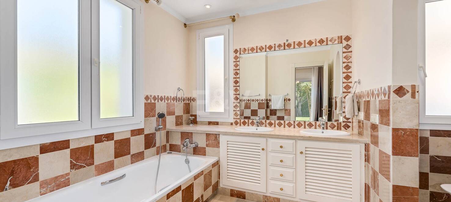 Exquisite 5-Bedroom Villa in Sierra Blanca