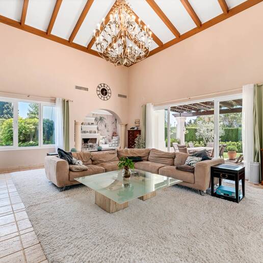 Exquisite 5-Bedroom Villa in Sierra Blanca