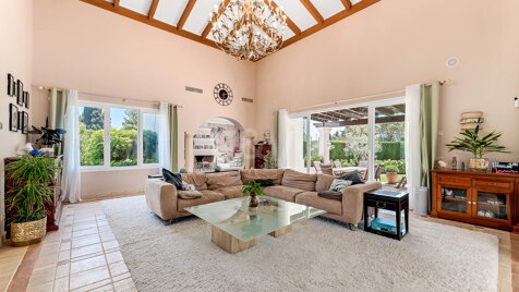 Exquisite 5-Bedroom Villa in Sierra Blanca