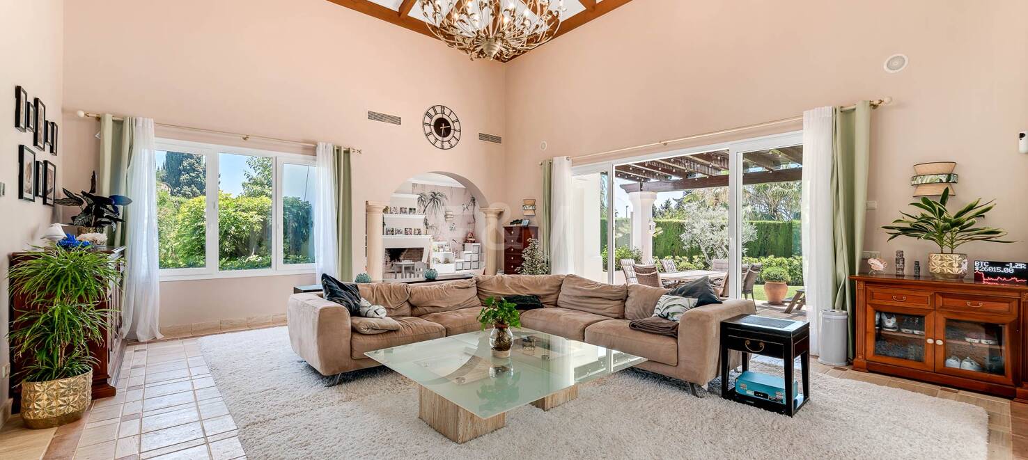Exquisite 5-Bedroom Villa in Sierra Blanca
