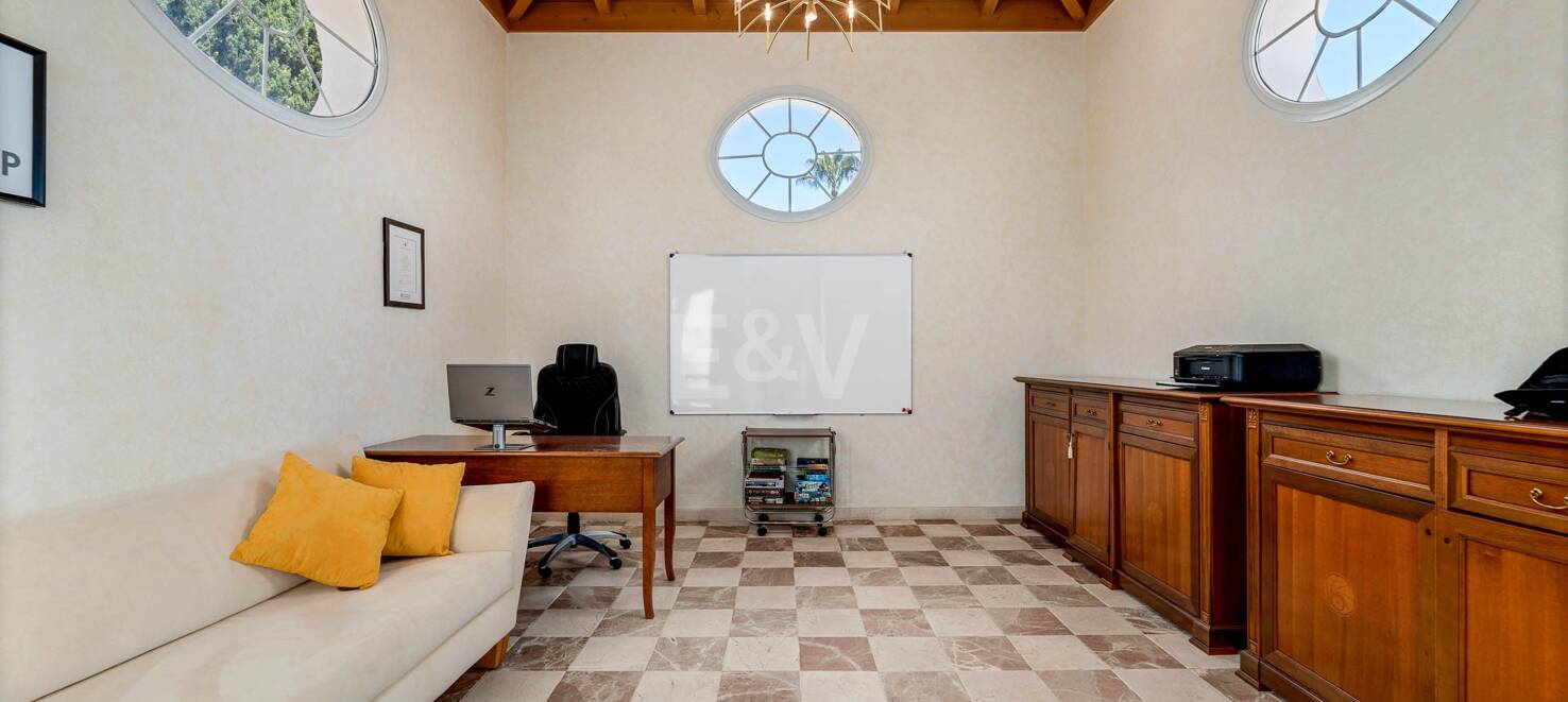 Exquisite 5-Bedroom Villa in Sierra Blanca