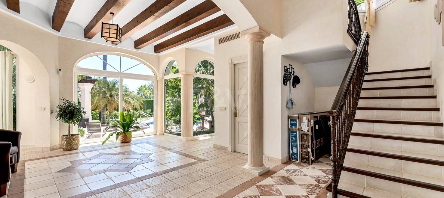 Exquisite 5-Bedroom Villa in Sierra Blanca