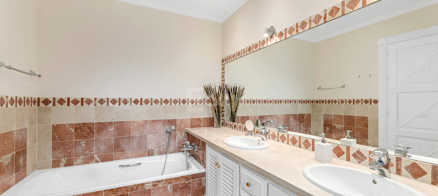 Exquisite 5-Bedroom Villa in Sierra Blanca