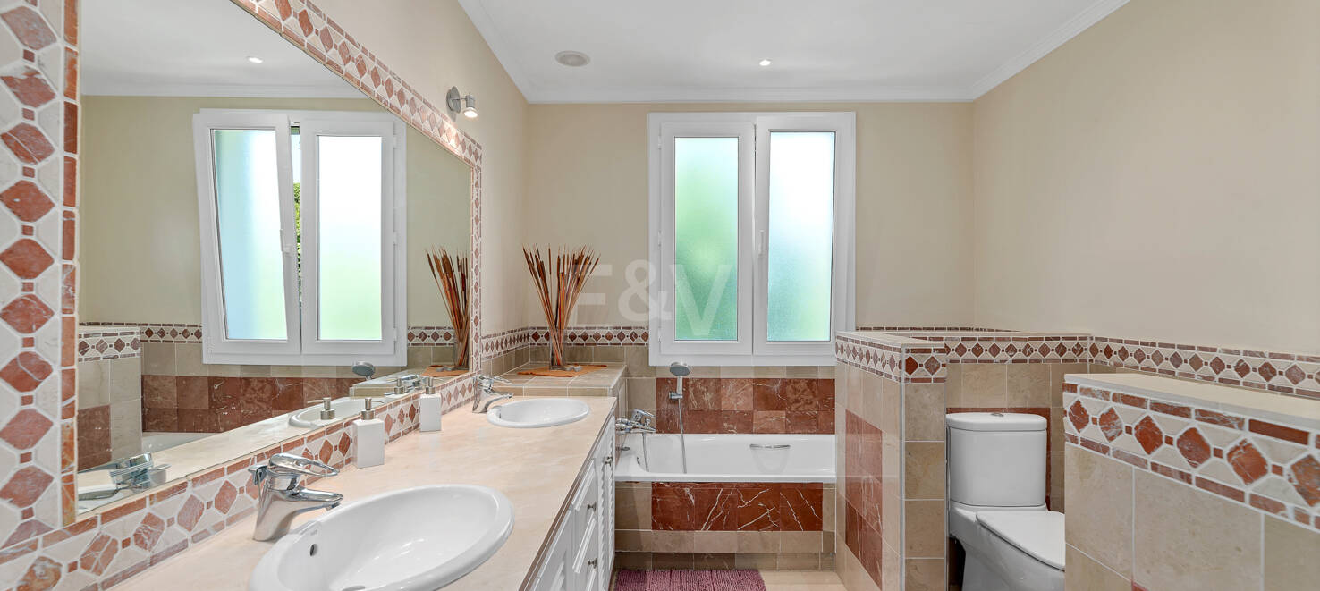 Exquisite 5-Bedroom Villa in Sierra Blanca
