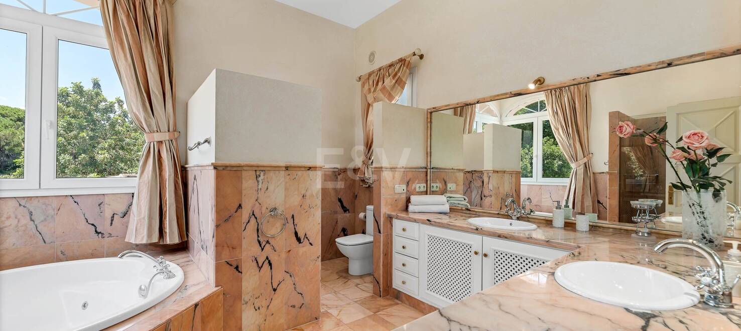 Exquisite 5-Bedroom Villa in Sierra Blanca
