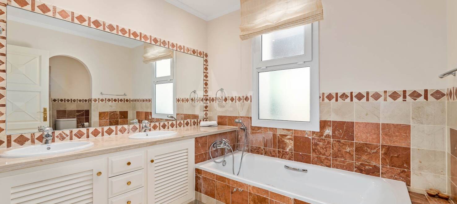 Exquisite 5-Bedroom Villa in Sierra Blanca