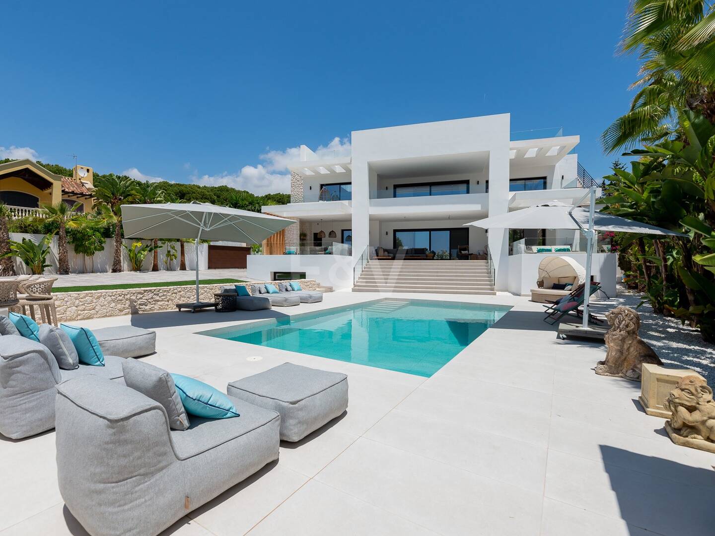 Villa de luxe en Costabella, Marbella Est. Prix à partir de 11 000 € par semaine