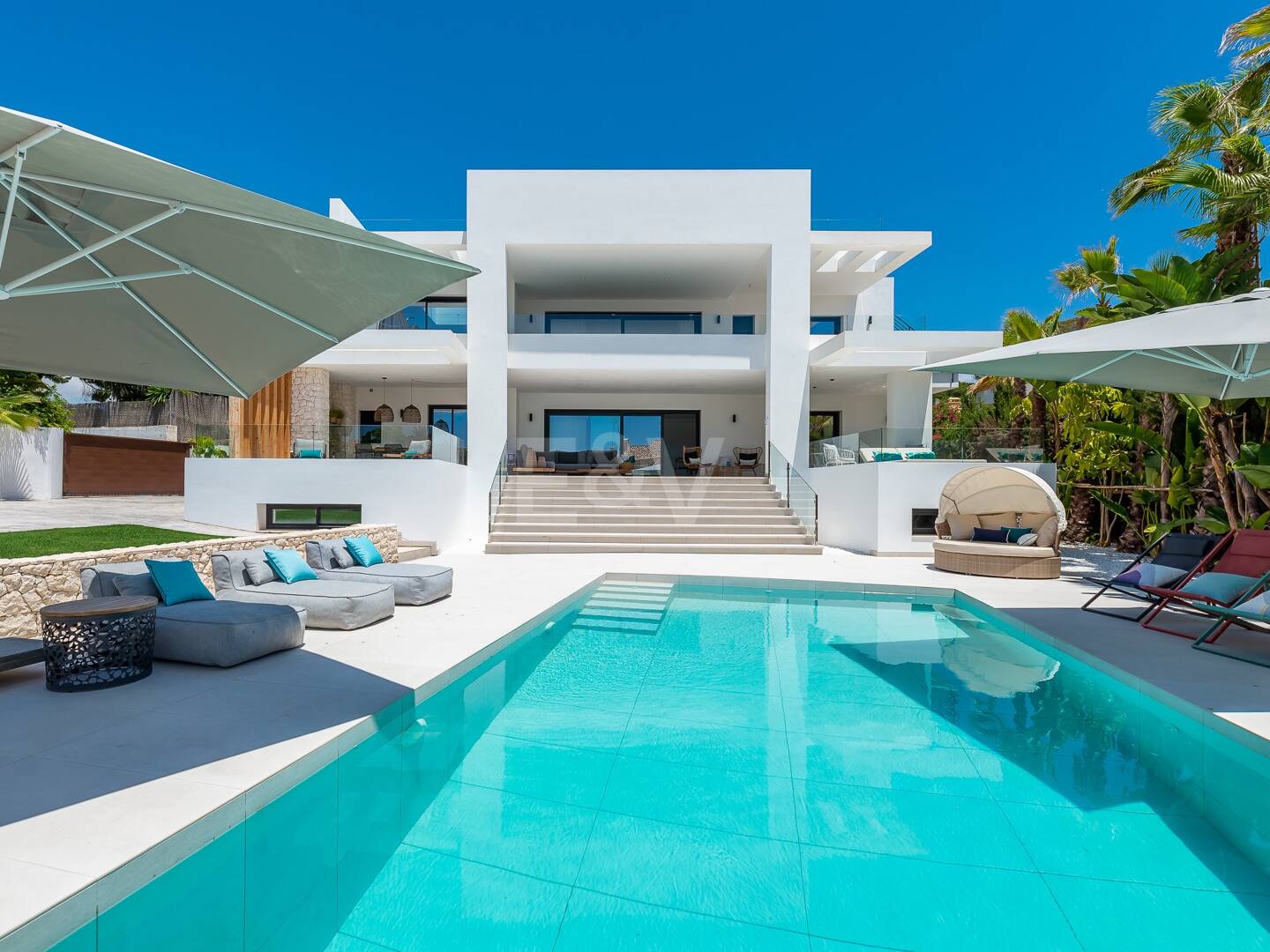 Villa de luxe en Costabella, Marbella Est. Prix à partir de 11 000 € par semaine