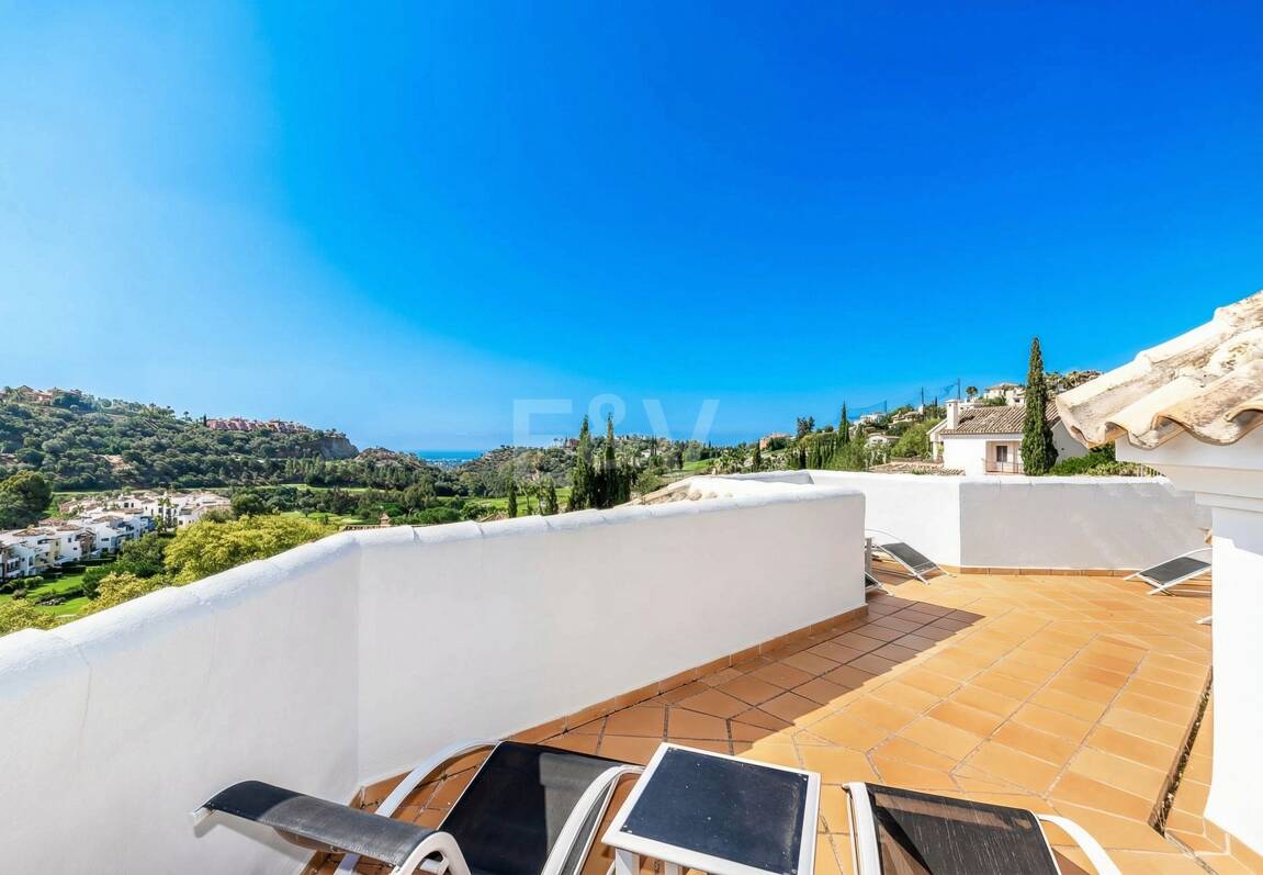Elegant 6-bedroom frontline golf villa in the gated community of Los Arqueros with spectacular sea views available for long-term rental