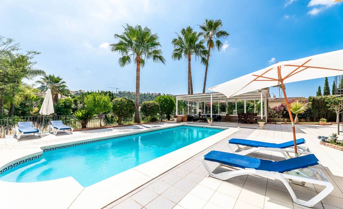 Elegante villa de 6 habitaciones en primera línea de golf en la comunidad cerrada de Los Arqueros con espectaculares vistas al mar disponible para alquiler a largo plazo