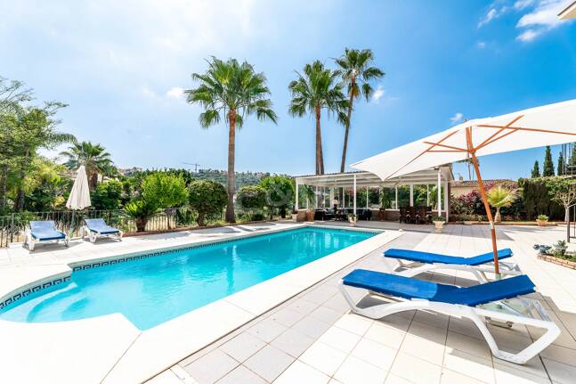 Elegant 6-bedroom frontline golf villa in the gated community of Los Arqueros with spectacular sea views available for long-term rental