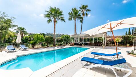 Elegant 6-bedroom frontline golf villa in the gated community of Los Arqueros with spectacular sea views available for long-term rental