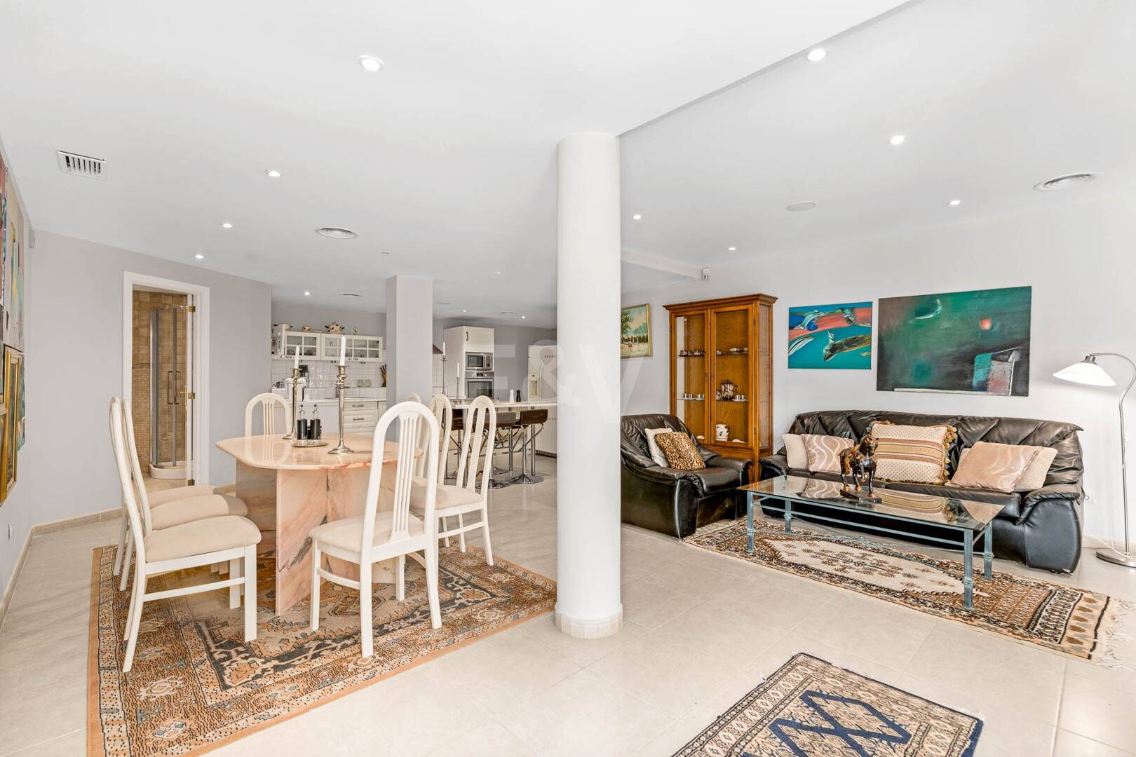 Elegant 6-bedroom frontline golf villa in the gated community of Los Arqueros with spectacular sea views available for long-term rental