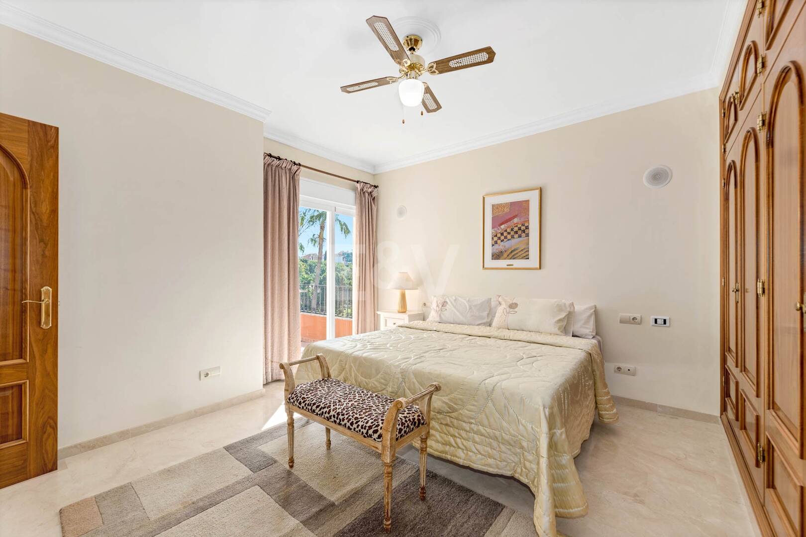 Elegant 6-bedroom frontline golf villa in the gated community of Los Arqueros with spectacular sea views available for long-term rental