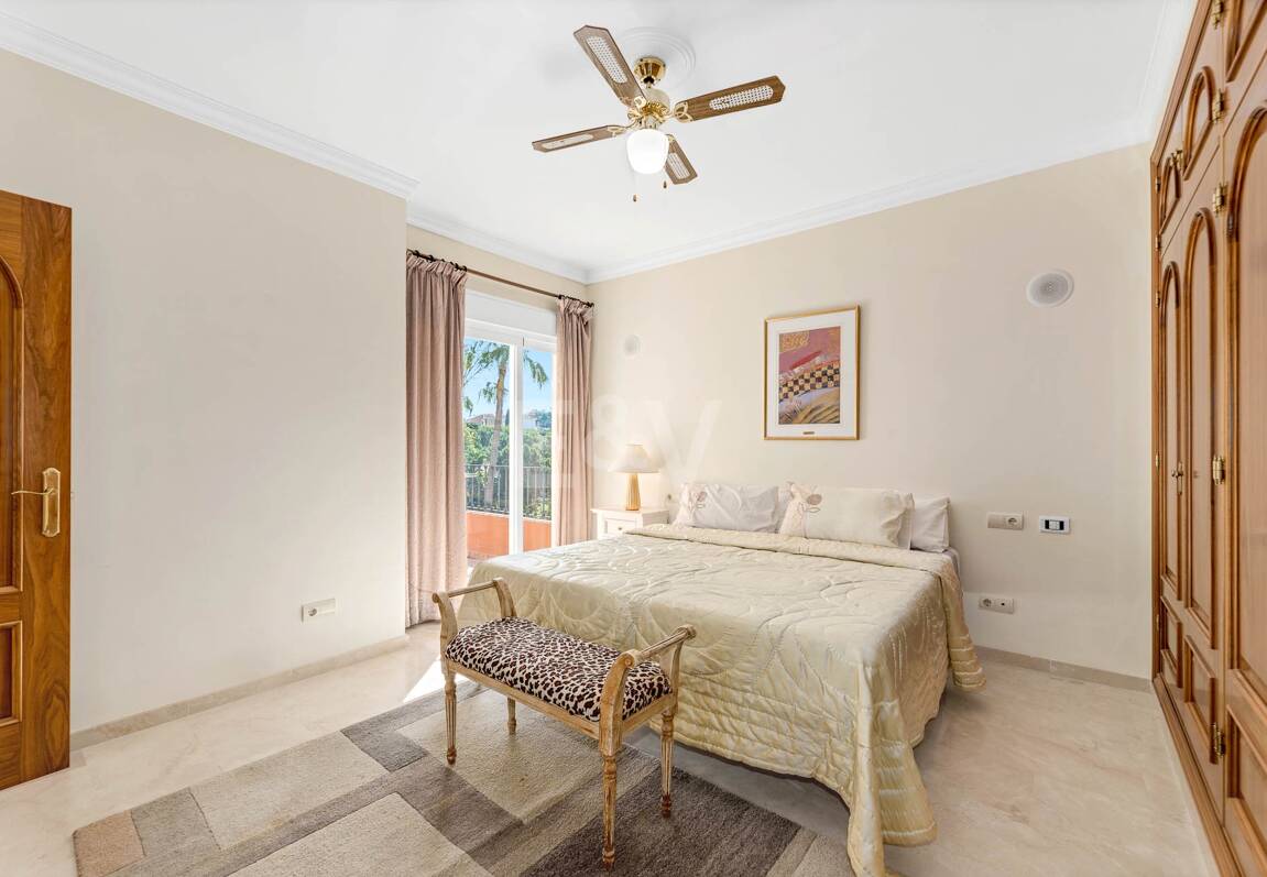 Elegant 6-bedroom frontline golf villa in the gated community of Los Arqueros with spectacular sea views available for long-term rental