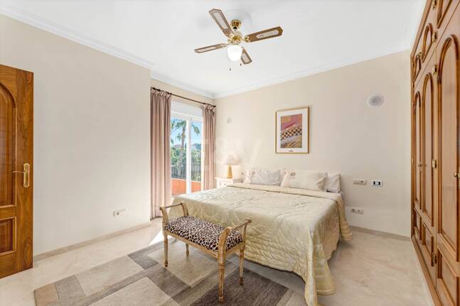 Elegant 6-bedroom frontline golf villa in the gated community of Los Arqueros with spectacular sea views available for long-term rental