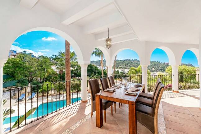 Elegant 6-bedroom frontline golf villa in the gated community of Los Arqueros with spectacular sea views available for long-term rental