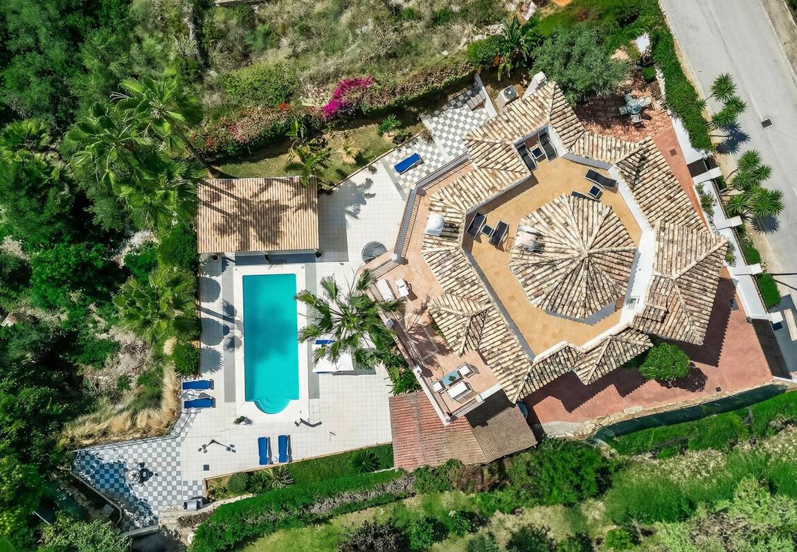 Elegant 6-bedroom frontline golf villa in the gated community of Los Arqueros with spectacular sea views available for long-term rental