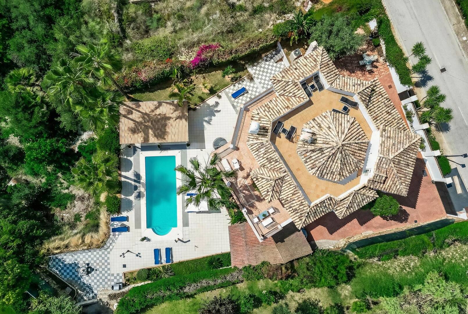 Elegant 6-bedroom frontline golf villa in the gated community of Los Arqueros with spectacular sea views available for long-term rental