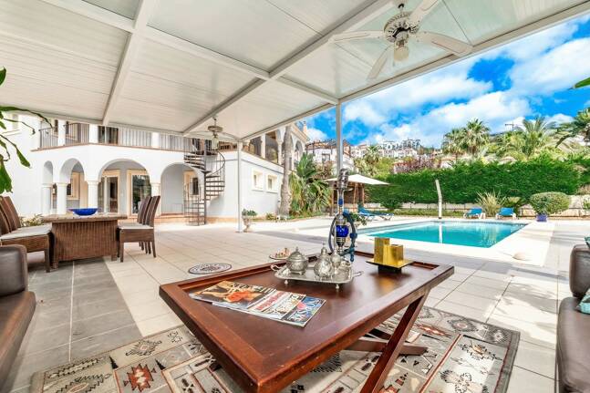 Elegant 6-bedroom frontline golf villa in the gated community of Los Arqueros with spectacular sea views available for long-term rental