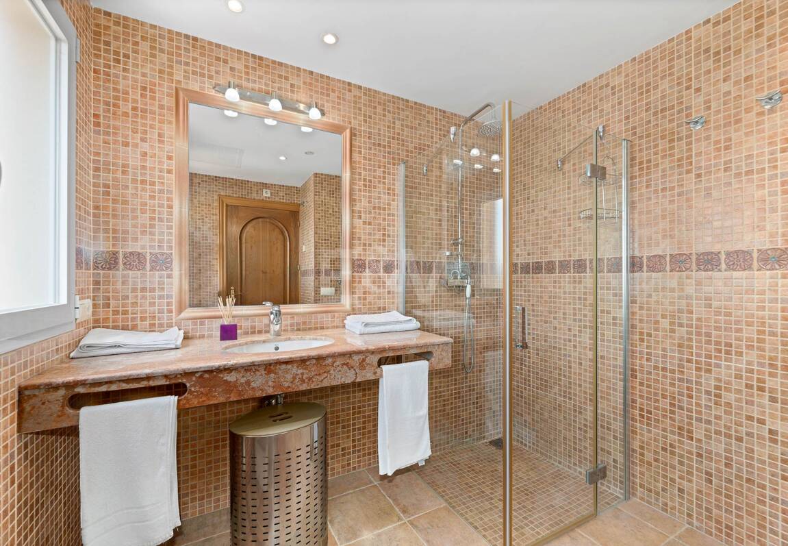 Elegant 6-bedroom frontline golf villa in the gated community of Los Arqueros with spectacular sea views available for long-term rental