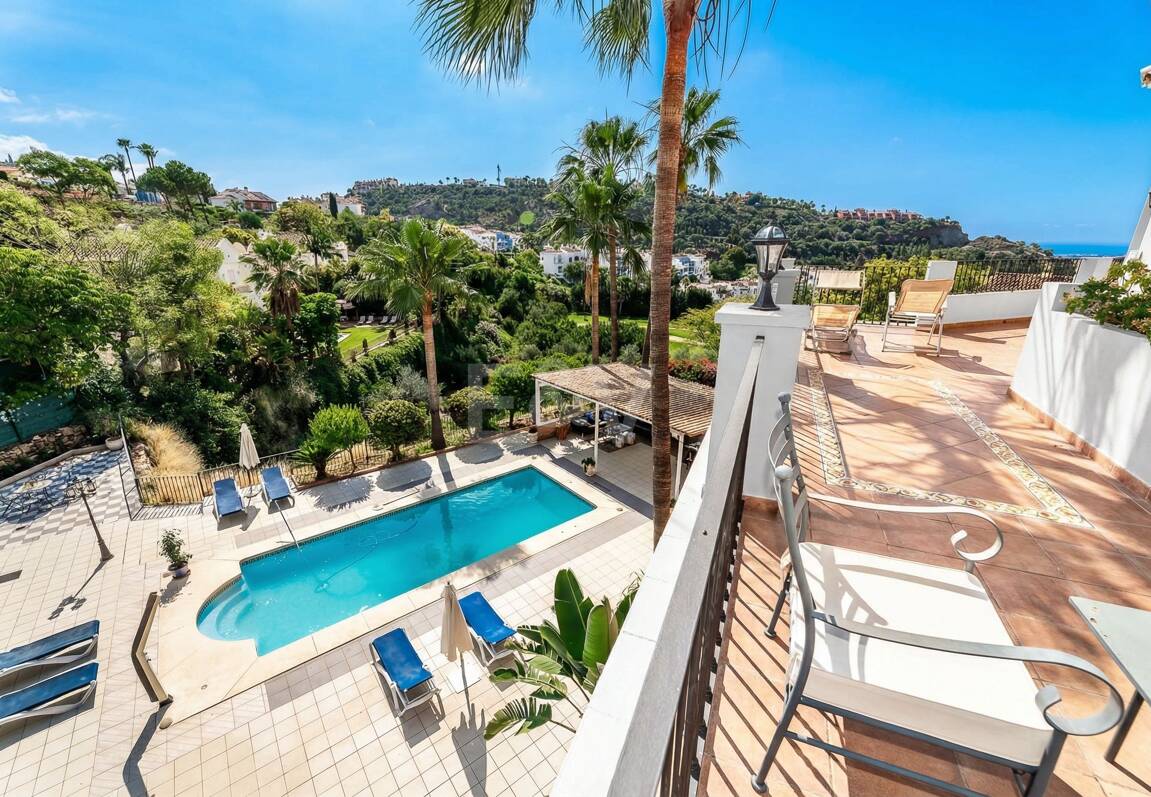 Elegant 6-bedroom frontline golf villa in the gated community of Los Arqueros with spectacular sea views available for long-term rental
