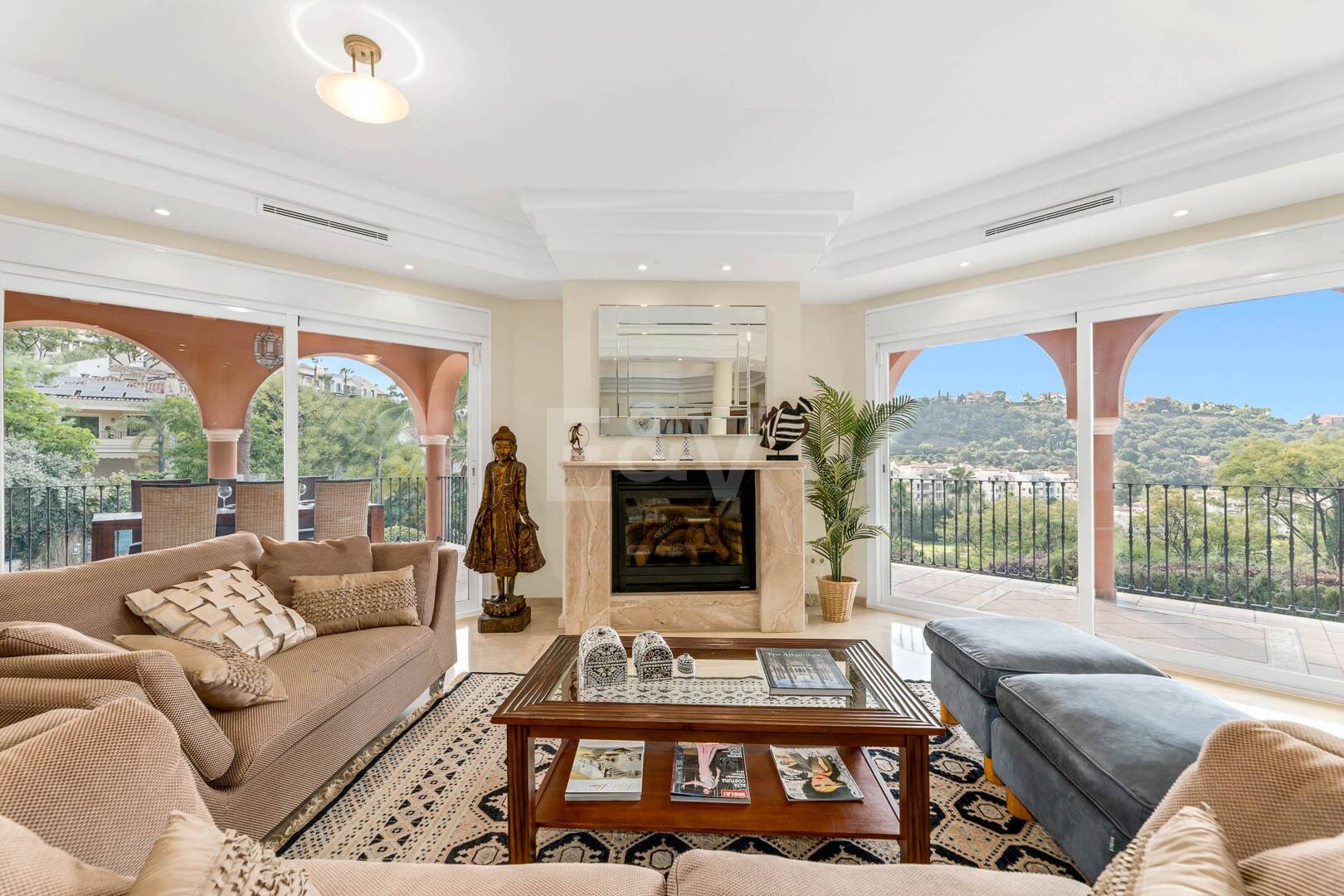 Elegant 6-bedroom frontline golf villa in the gated community of Los Arqueros with spectacular sea views available for long-term rental