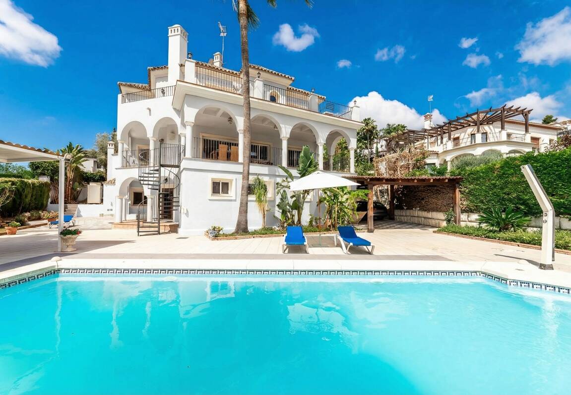 Elegant 6-bedroom frontline golf villa in the gated community of Los Arqueros with spectacular sea views available for long-term rental