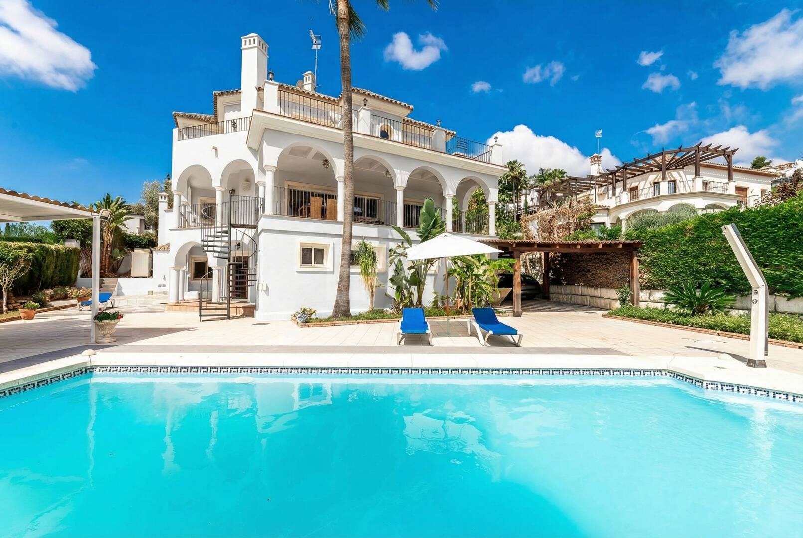 Elegant 6-bedroom frontline golf villa in the gated community of Los Arqueros with spectacular sea views available for long-term rental