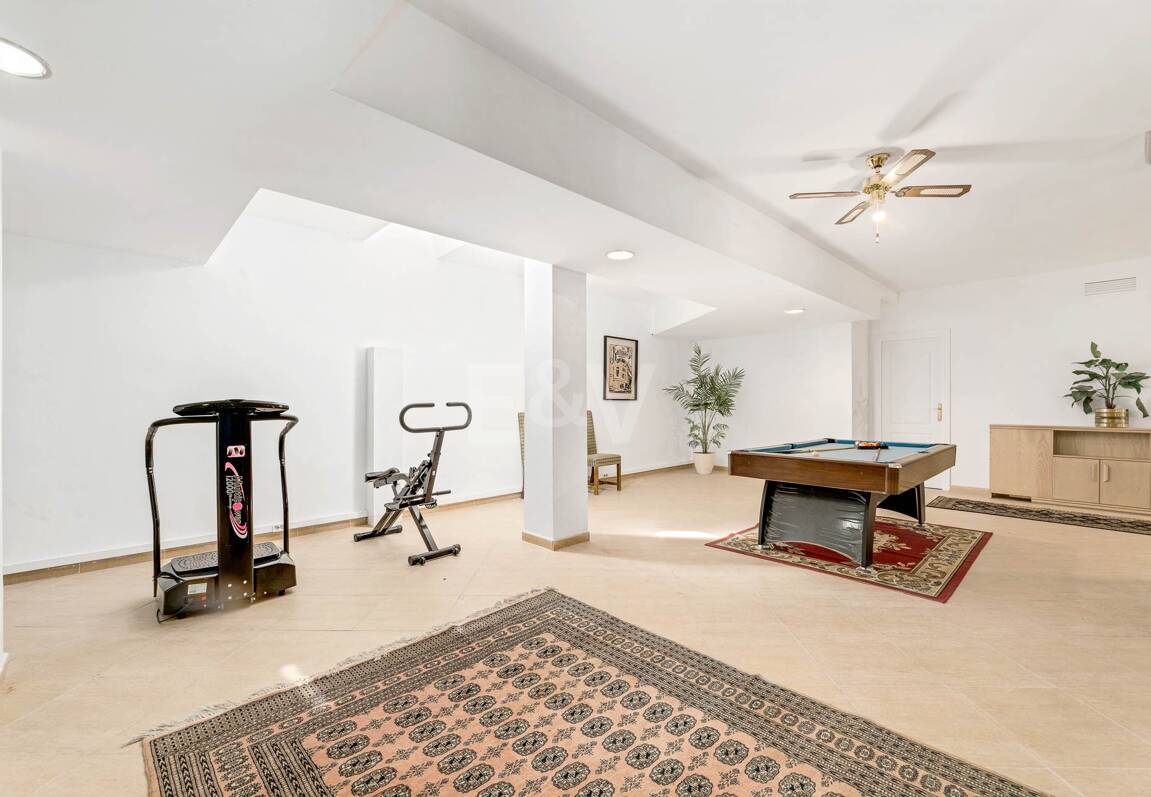 Elegant 6-bedroom frontline golf villa in the gated community of Los Arqueros with spectacular sea views available for long-term rental