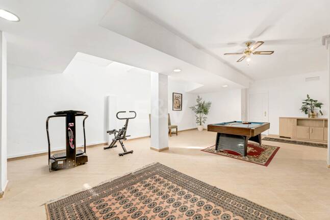 Elegant 6-bedroom frontline golf villa in the gated community of Los Arqueros with spectacular sea views available for long-term rental