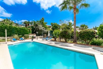 Elegant 6-bedroom frontline golf villa in the gated community of Los Arqueros with spectacular sea views available for long-term rental