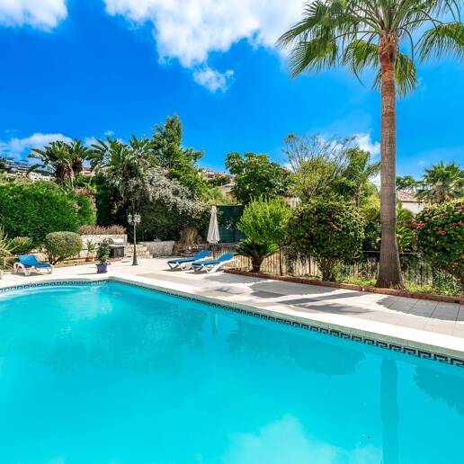 Elegant 6-bedroom frontline golf villa in the gated community of Los Arqueros with spectacular sea views available for long-term rental