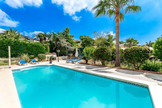 Elegant 6-bedroom frontline golf villa in the gated community of Los Arqueros with spectacular sea views available for long-term rental