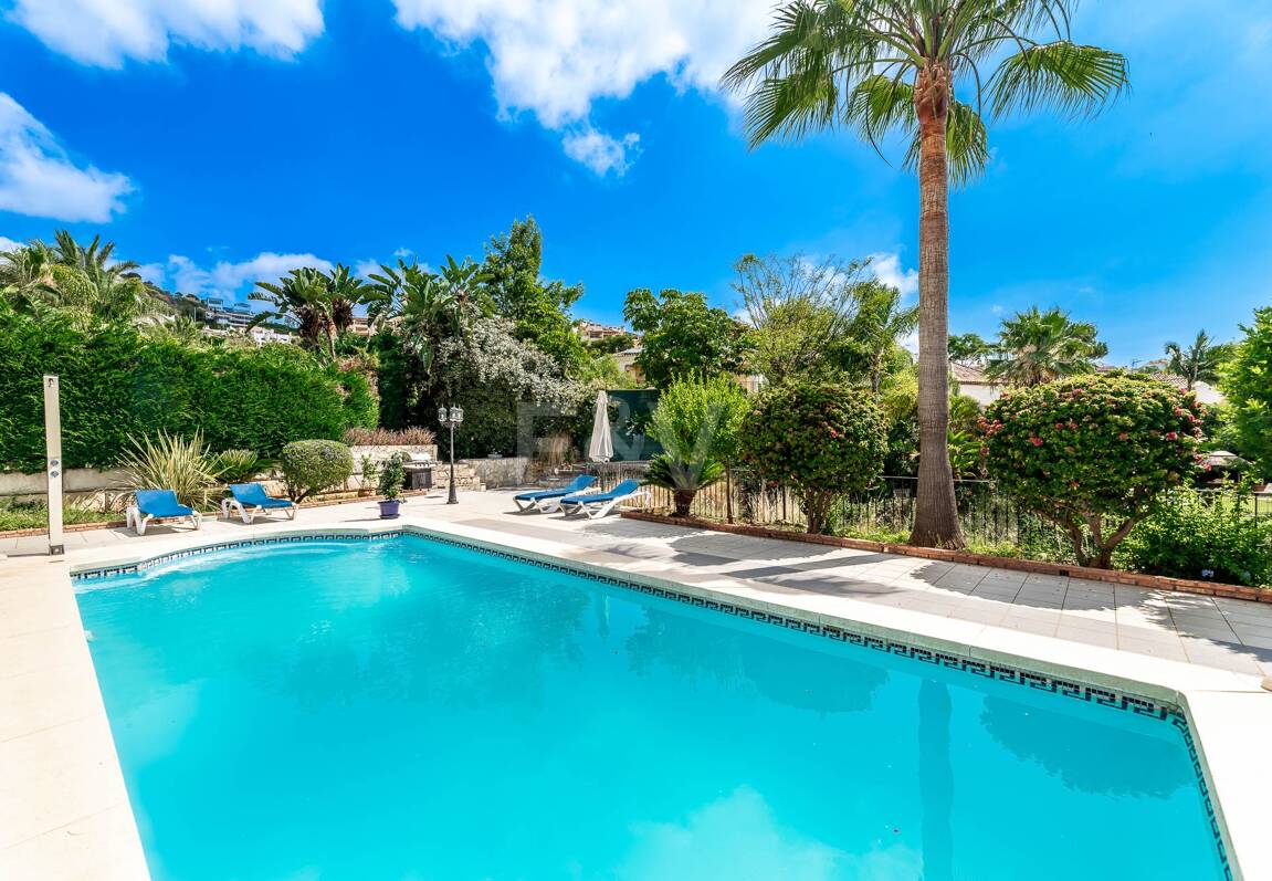 Elegant 6-bedroom frontline golf villa in the gated community of Los Arqueros with spectacular sea views available for long-term rental