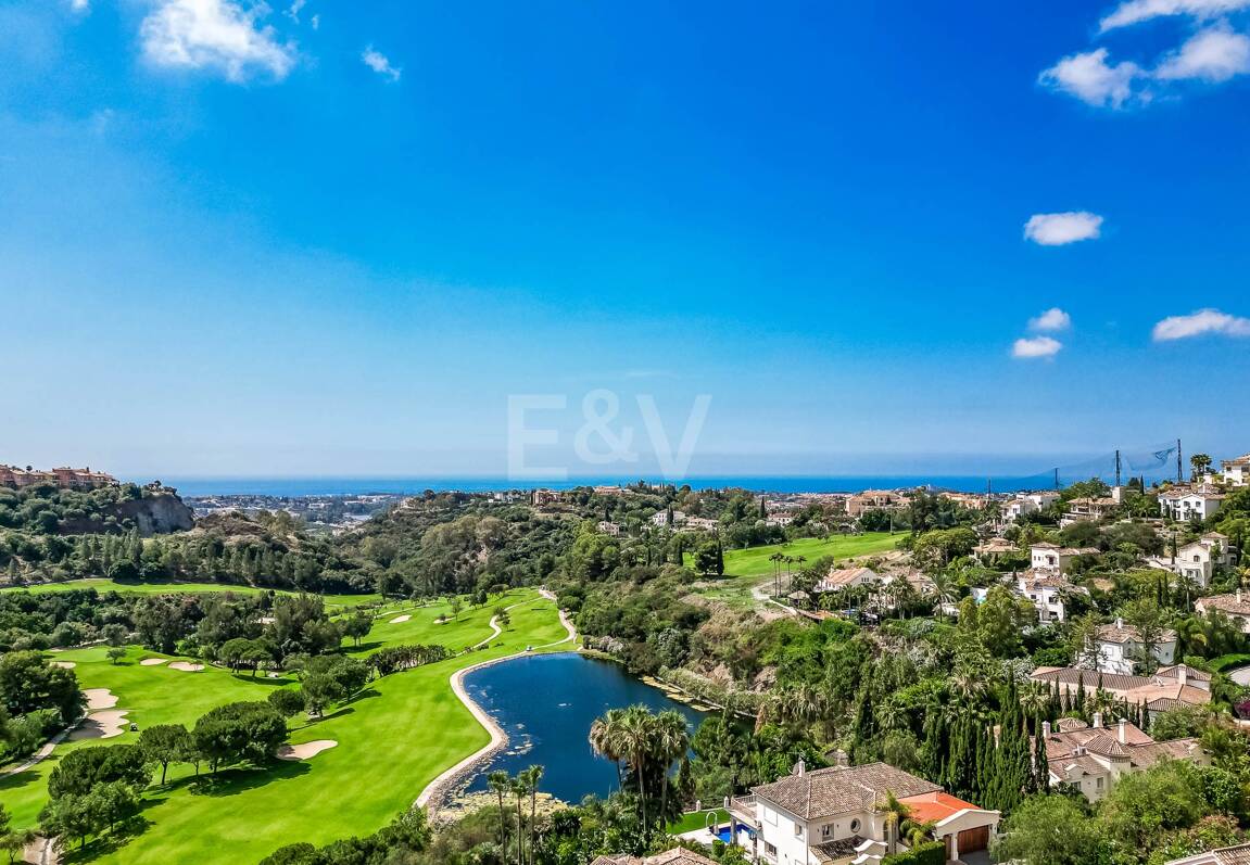 Elegant 6-bedroom frontline golf villa in the gated community of Los Arqueros with spectacular sea views available for long-term rental