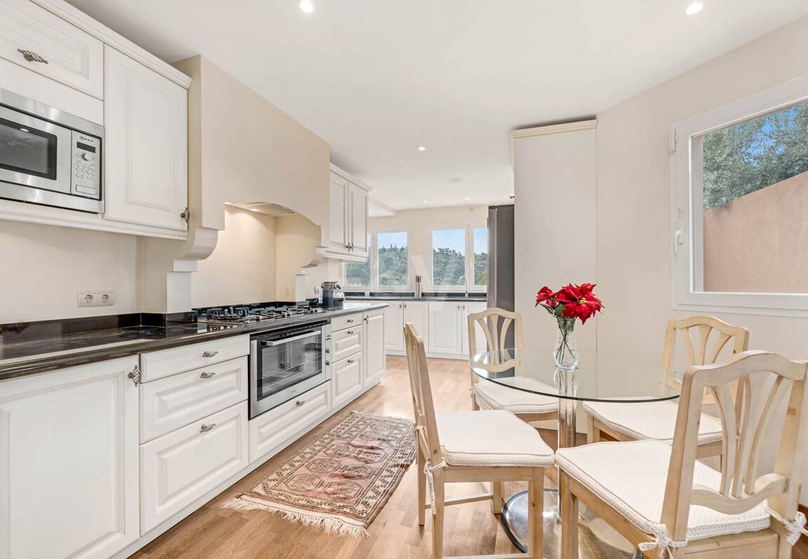 Elegant 6-bedroom frontline golf villa in the gated community of Los Arqueros with spectacular sea views available for long-term rental