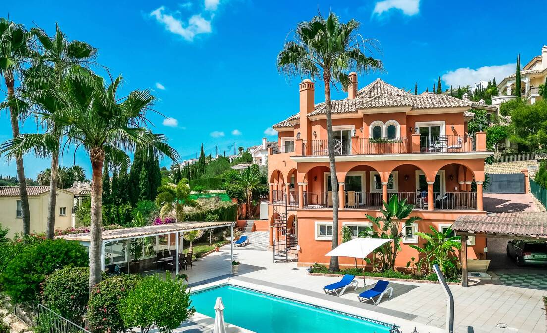 Elegant frontline golf villa with spectacular sea views. Long term from September to June