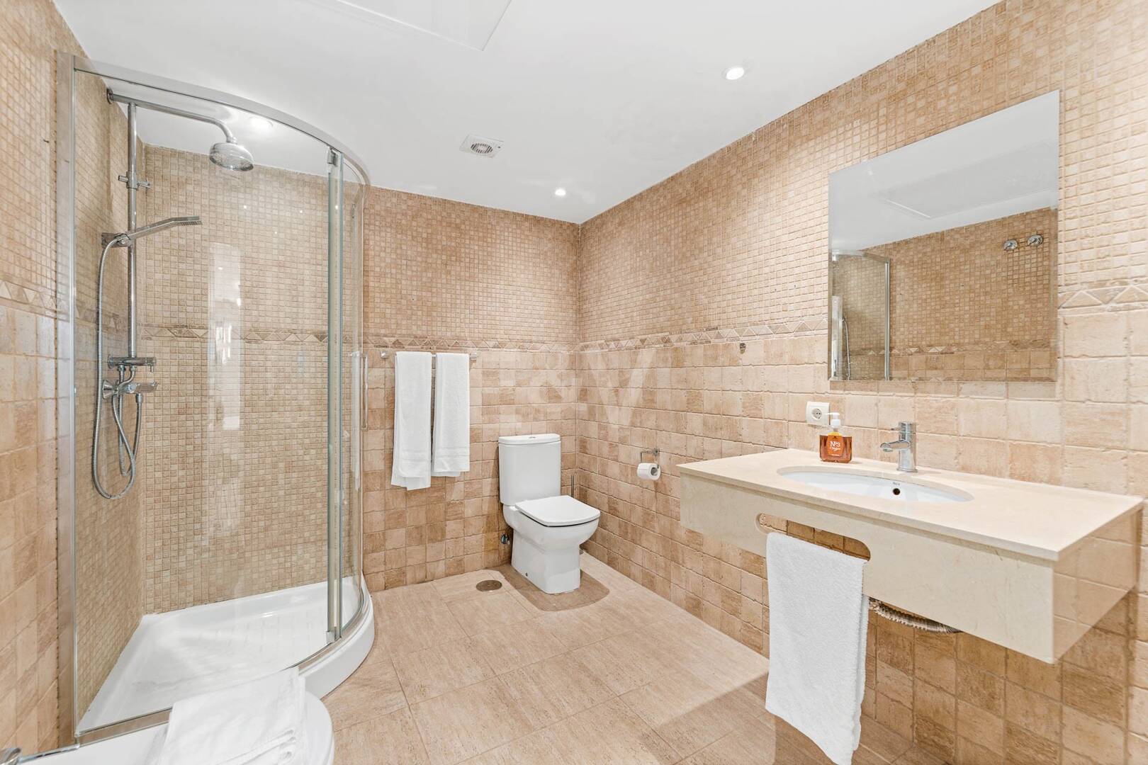 Elegant 6-bedroom frontline golf villa in the gated community of Los Arqueros with spectacular sea views available for long-term rental