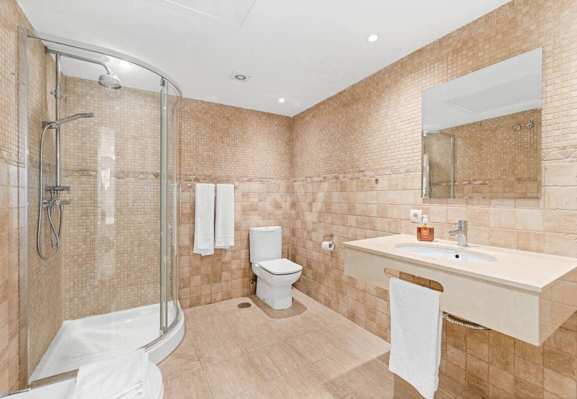 Elegant 6-bedroom frontline golf villa in the gated community of Los Arqueros with spectacular sea views available for long-term rental