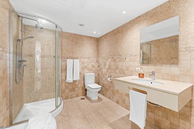 Elegant 6-bedroom frontline golf villa in the gated community of Los Arqueros with spectacular sea views available for long-term rental