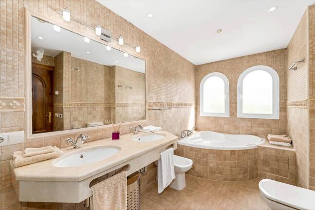 Elegant 6-bedroom frontline golf villa in the gated community of Los Arqueros with spectacular sea views available for long-term rental