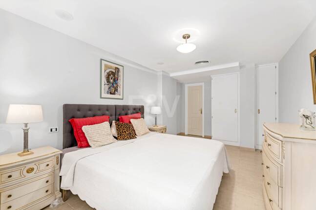 Elegant 6-bedroom frontline golf villa in the gated community of Los Arqueros with spectacular sea views available for long-term rental