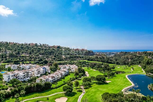 Elegant 6-bedroom frontline golf villa in the gated community of Los Arqueros with spectacular sea views available for long-term rental